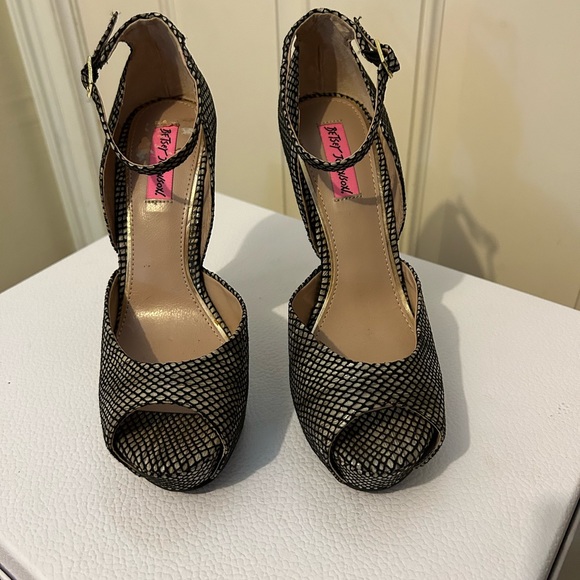 Betsey Johnson black and white lace platform heels, size 8 good condition. - Picture 2 of 6